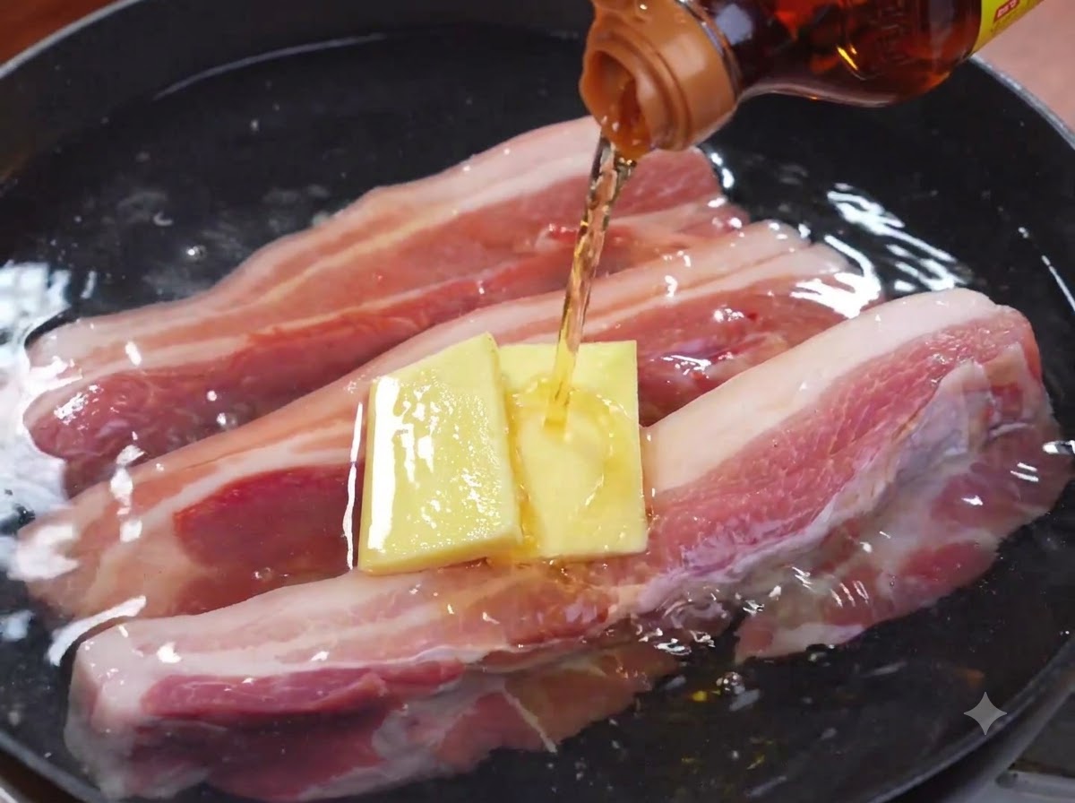 Gekochter Schweinebauch wird mit einer Zange aus dem Topf genommen.