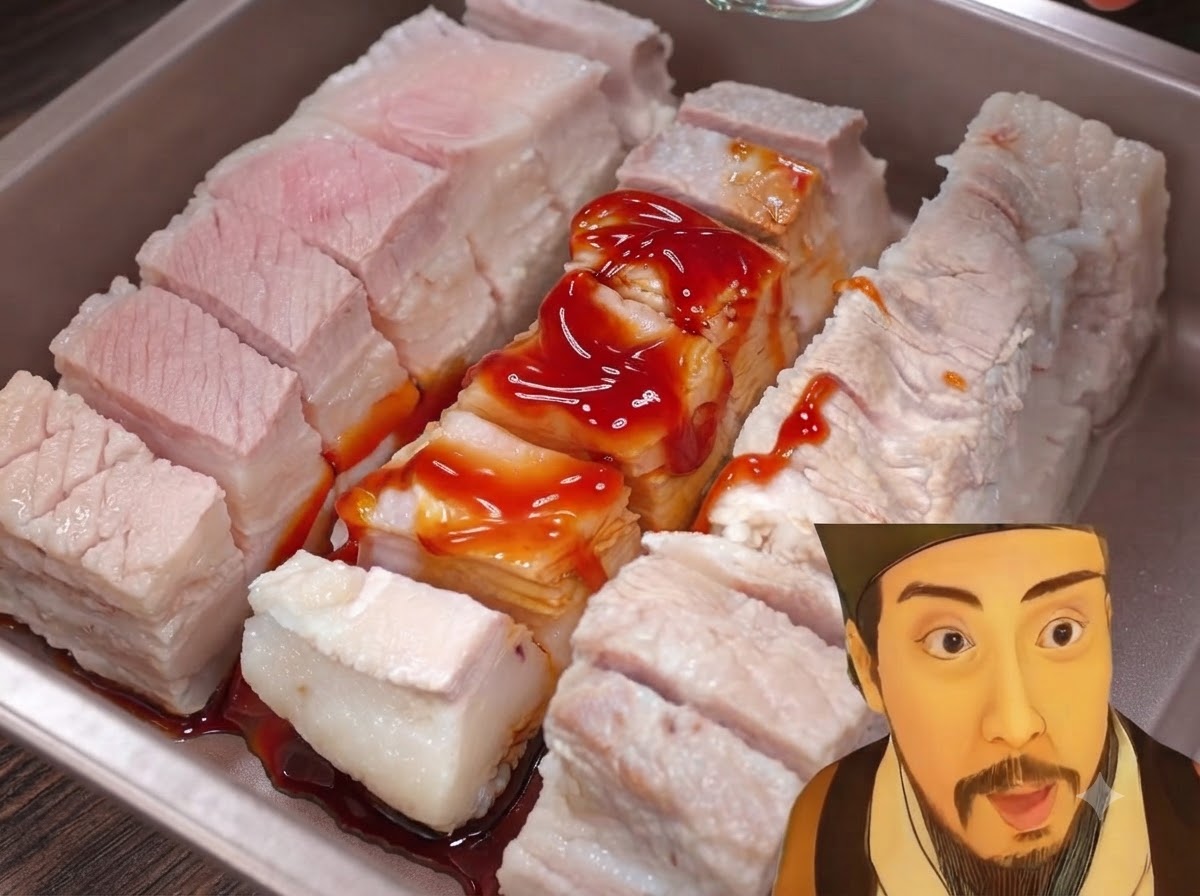 Gewürzpulver wird auf den marinierten Schweinebauch gestreut.