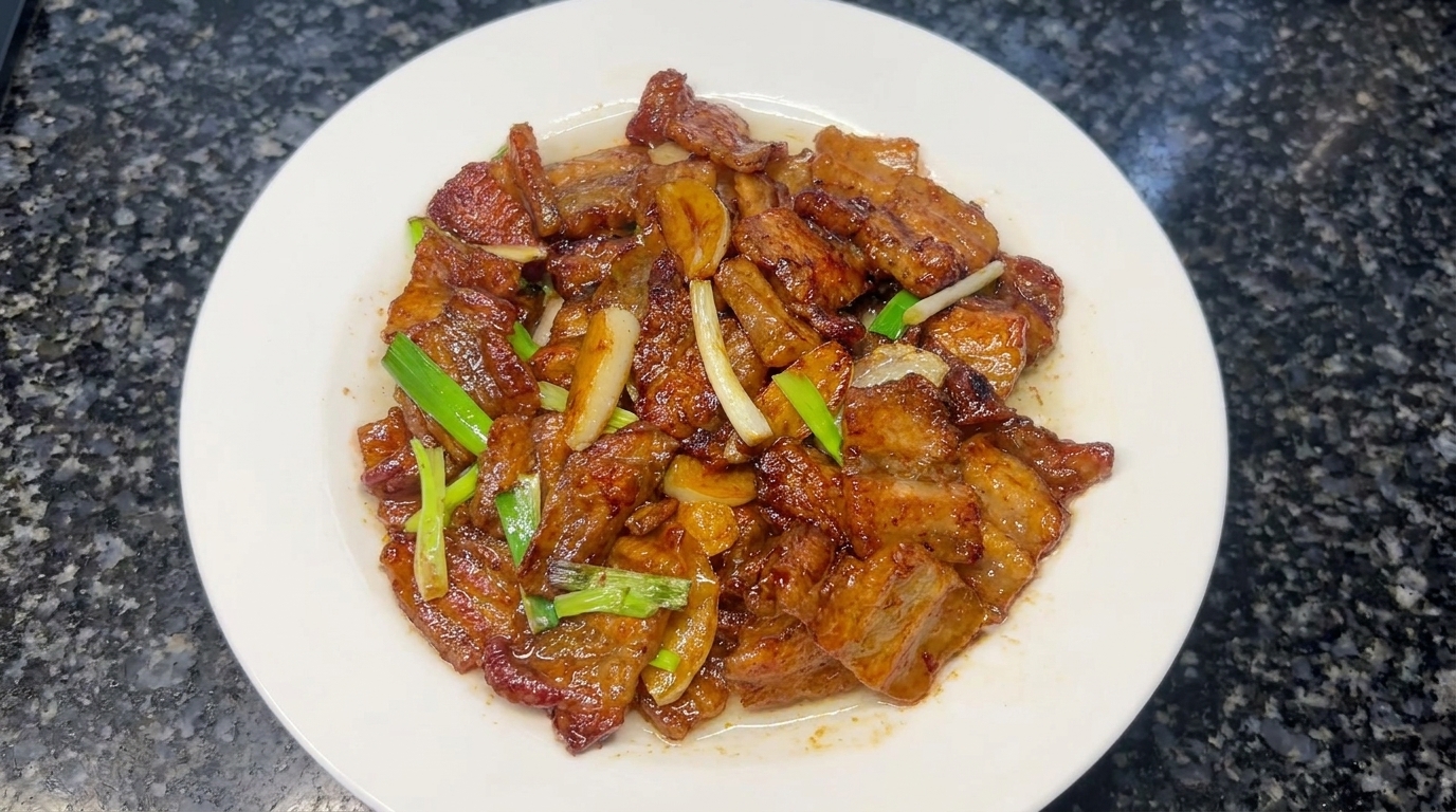 Würziger Sojasaucen-Schweinebauch aus dem Wok