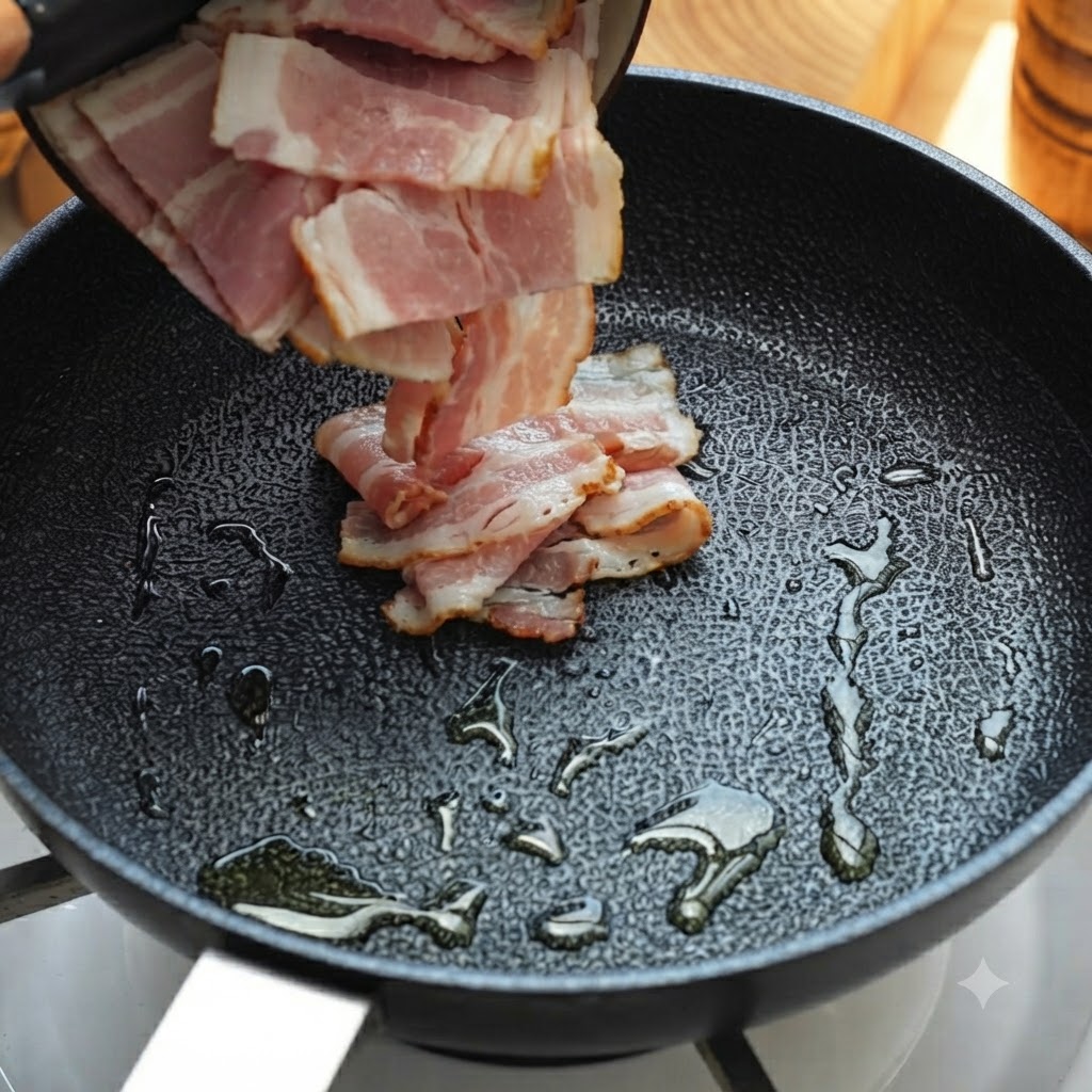 Baconstreifen werden in eine geölte Pfanne gegeben und gebraten.