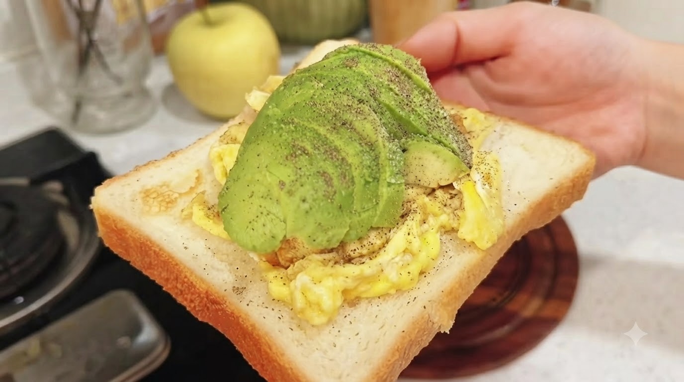 Cremiges Avocado-Toast mit weich Rührei