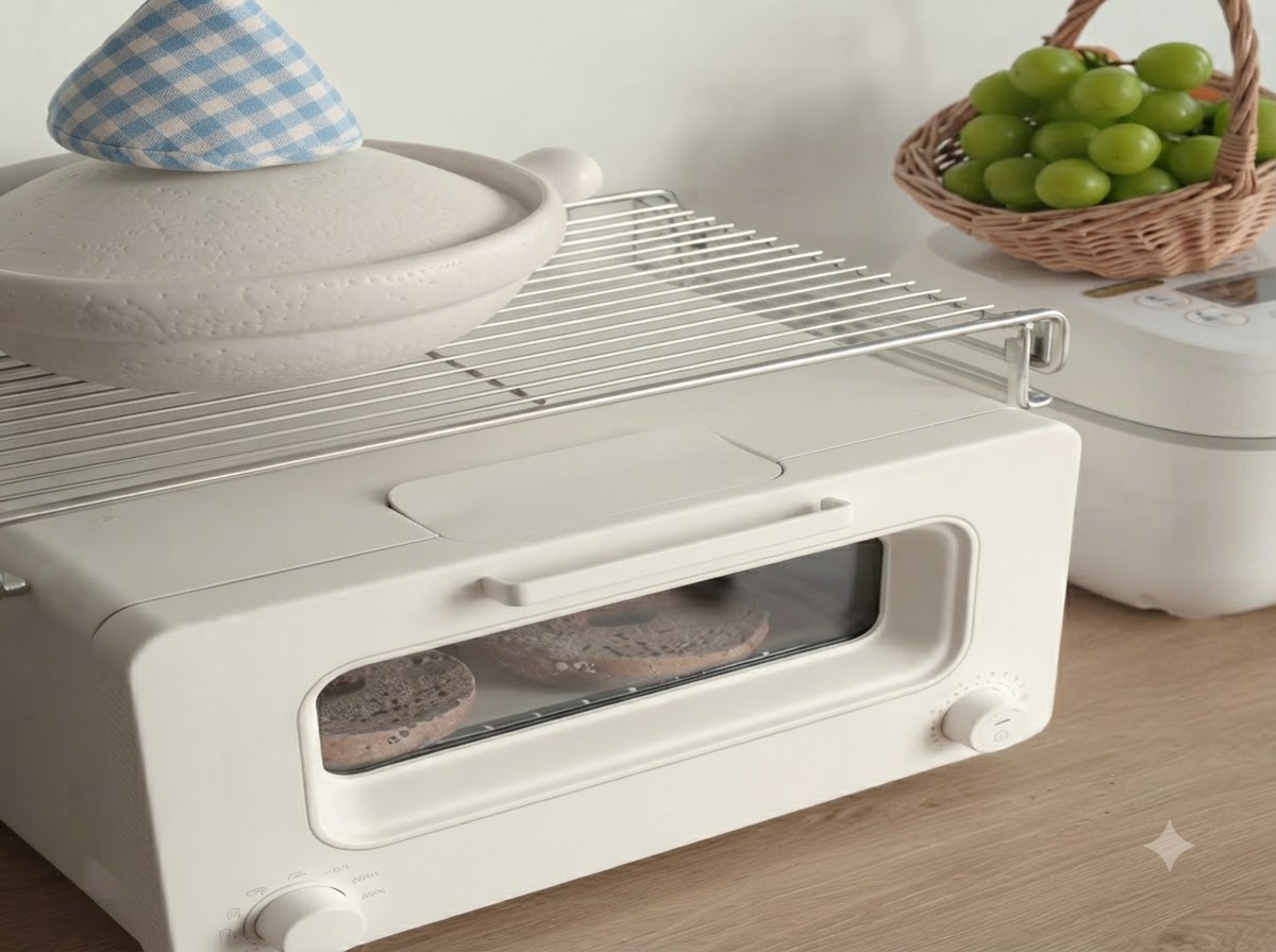 Ein Kochmesser schneidet auf einem Holzbrett durch die Schichten einer roten Zwiebel.