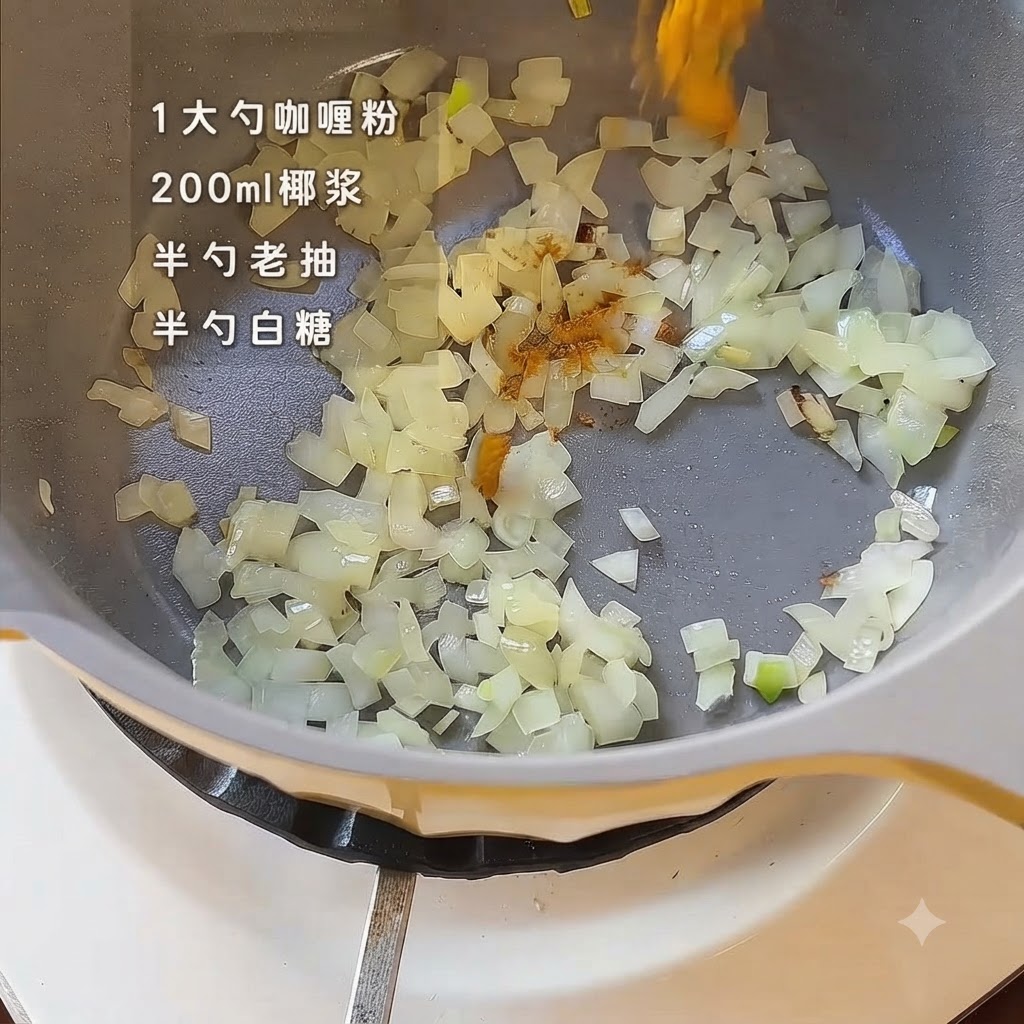 Currypulver und Gewürze werden über angebratene Zwiebeln in einem gelben Kochtopf gestreut.