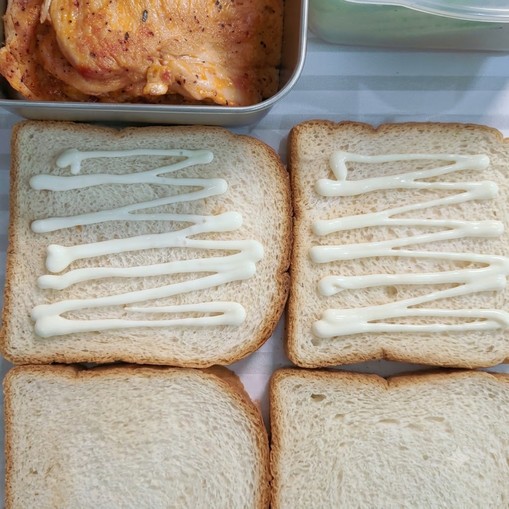 Süßes Salatdressing in Linien über vier Scheiben weißes Brot geträufelt.