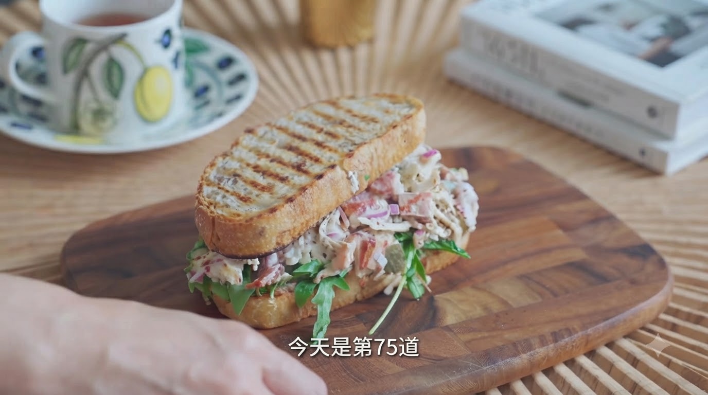 Geziebtes Hähnchen-Salat-Sauerteig-Sandwich