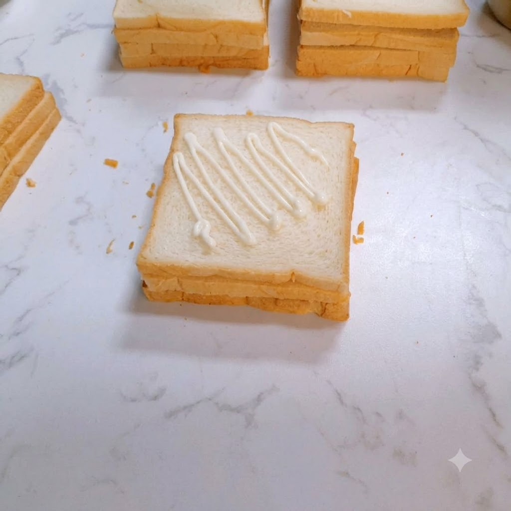 Ein gewürztes und zubereitetes Hähnchen-Steak wird auf die mit Dressing versehene Brotscheibe gelegt.