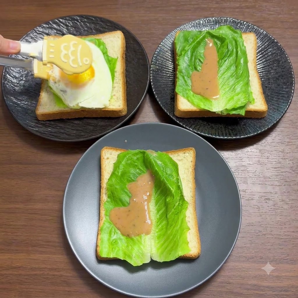 Ein Paar gelbe Küchenzangen legen ein gekochtes, weiches Ei auf die Salat- und Dressing-Schicht.