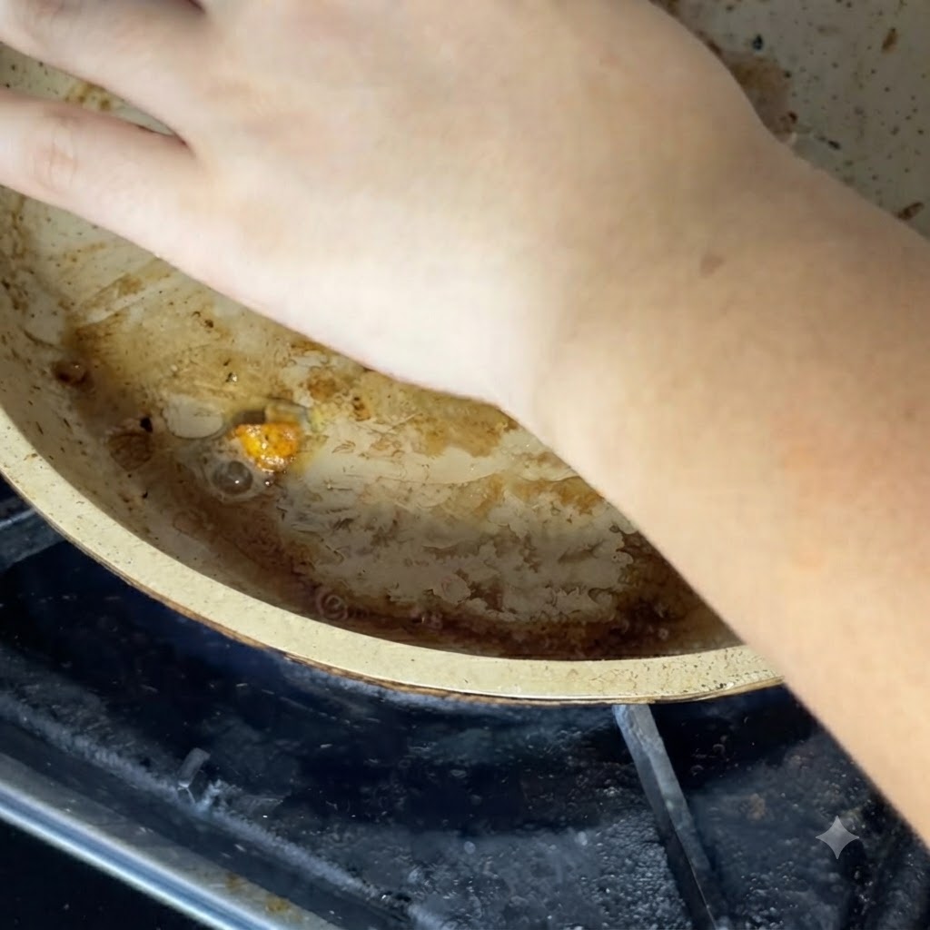 Eine Hand legt eine Käsescheibe über die Zutaten in der heißen Pfanne.
