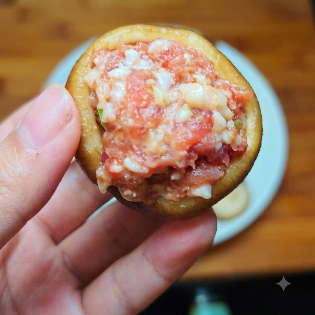 Eine eng mit gewürztem Hackfleisch gefüllte Shiitake-Pilzkappe.