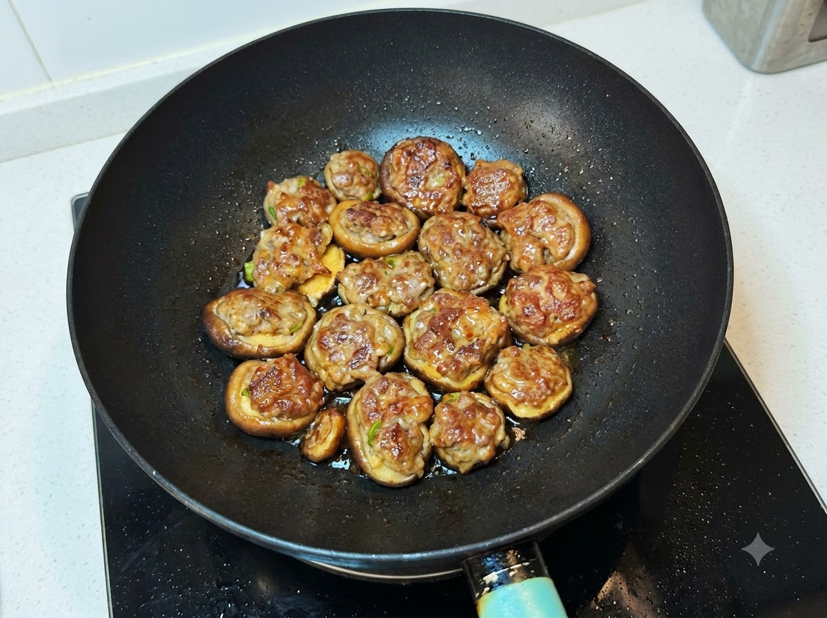 Saucenmischung wird über die gekochten Pilze im Wok gegossen.