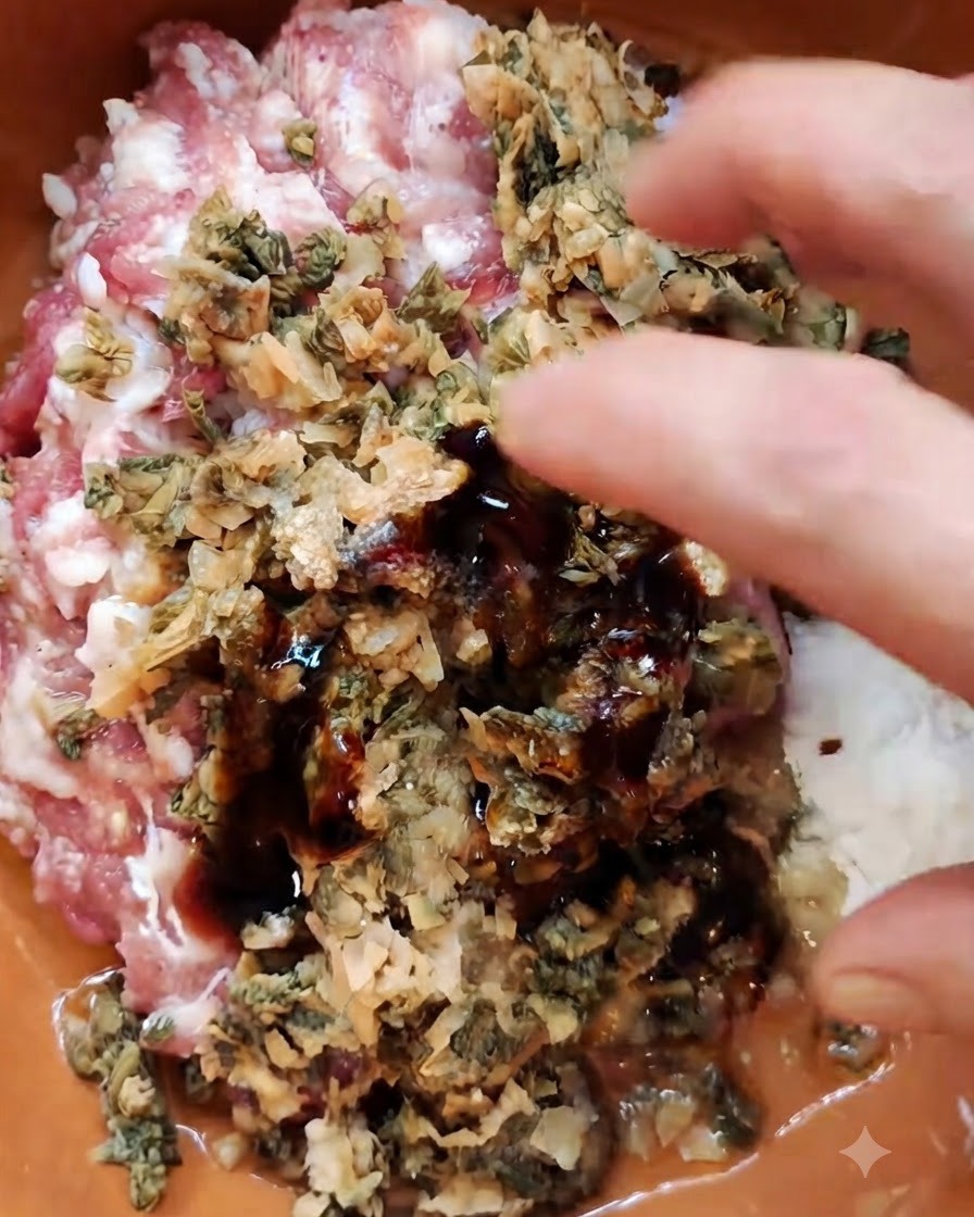 Eine Hand vermischt Hackfleisch, gehackten eingelegten Senfkohl und Gewürze in einer braunen Schüssel.