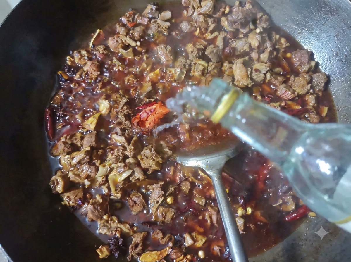 Eine Flasche gießt klaren Baijiu in einen Wok, der mit Schmorrindfleisch und Gewürzen gefüllt ist.