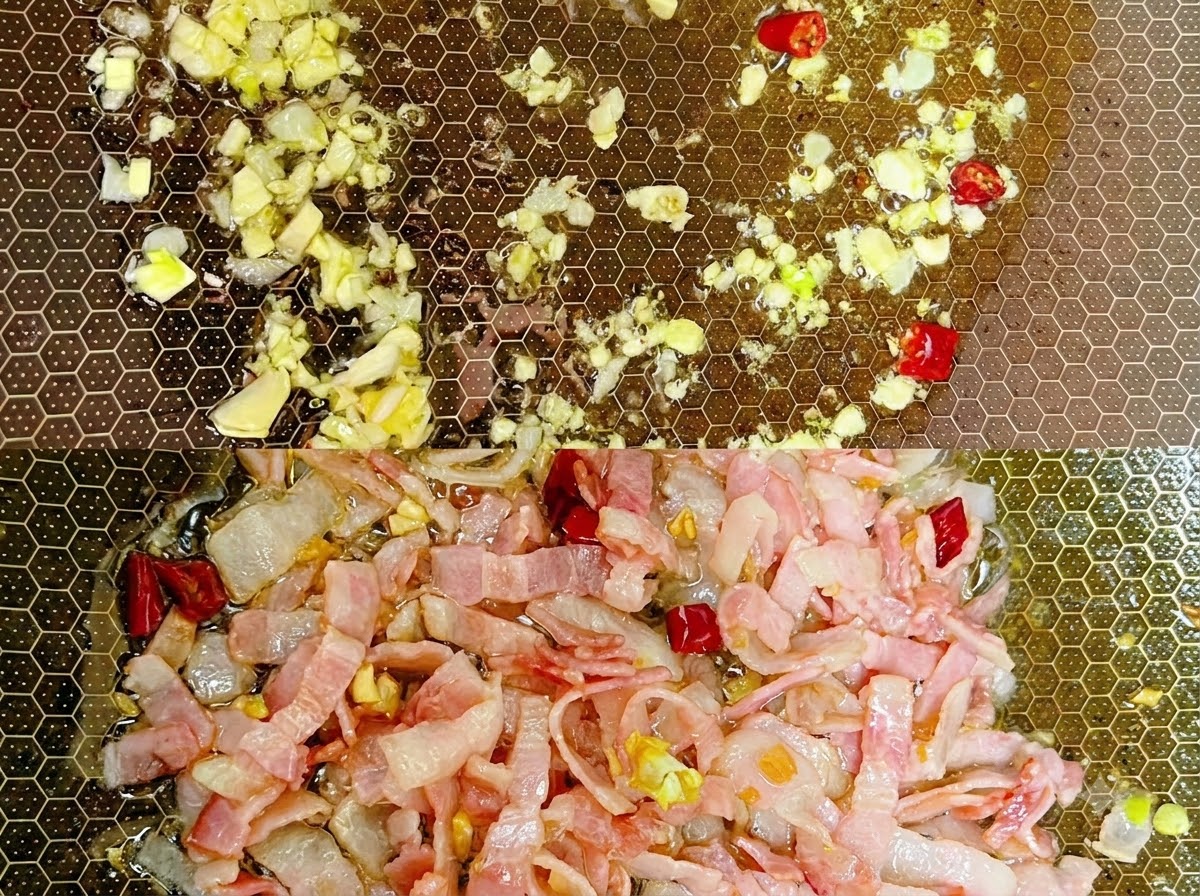 Gekochte Spaghettinudeln werden in einer Pfanne mit Gewürzen und Flüssigkeit vermengt.