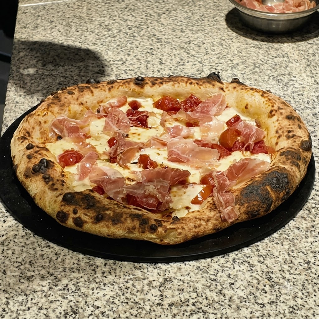 Getrocknete Kräuter fallen aus einem Streuer auf den Belag einer ungebackenen Pizza.