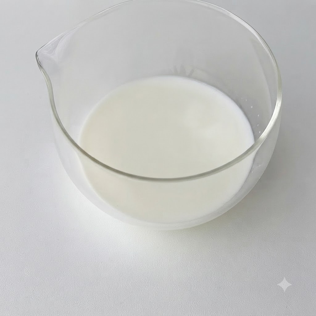 Gelatine schmilzt in einer Schüssel mit warmer Milch.