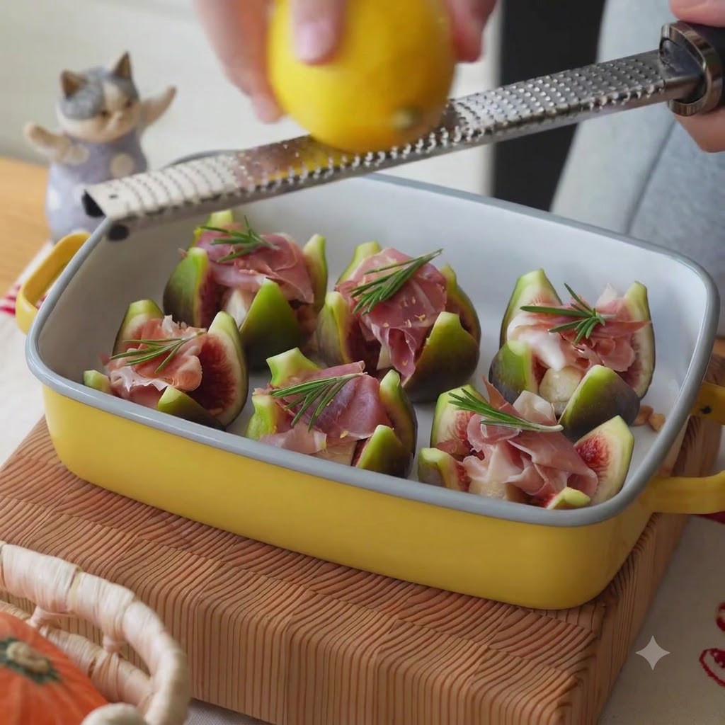 Frischer Zitronenabrieb wird auf Feigen und Prosciutto in einer Auflaufform gerieben.