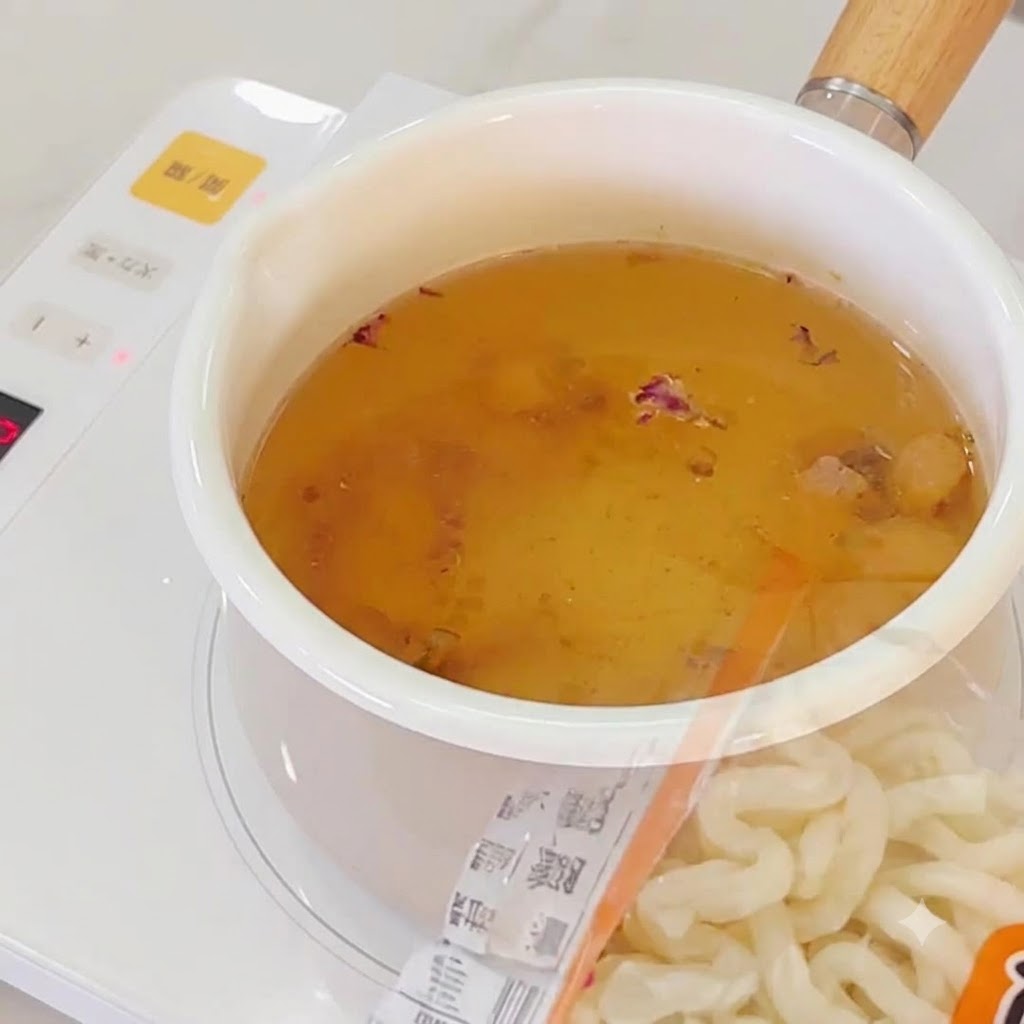 Ramen-Nudeln werden zur kochenden Knoblauchbrühe gegeben.