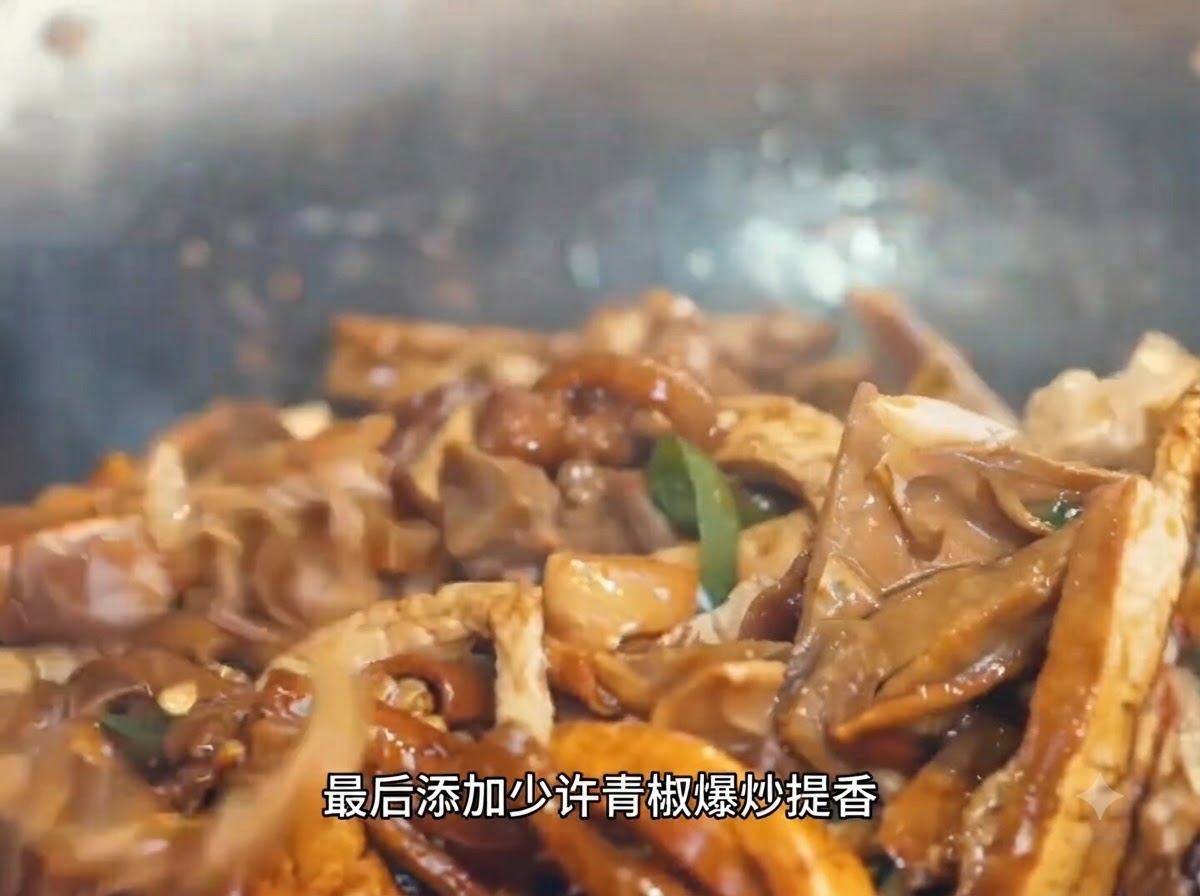 Nahaufnahme von geschnittener grüner Paprika, die in eine herzhafte Mischung aus Schweinefleisch und Bambussprossen im Wok gerührt wird.