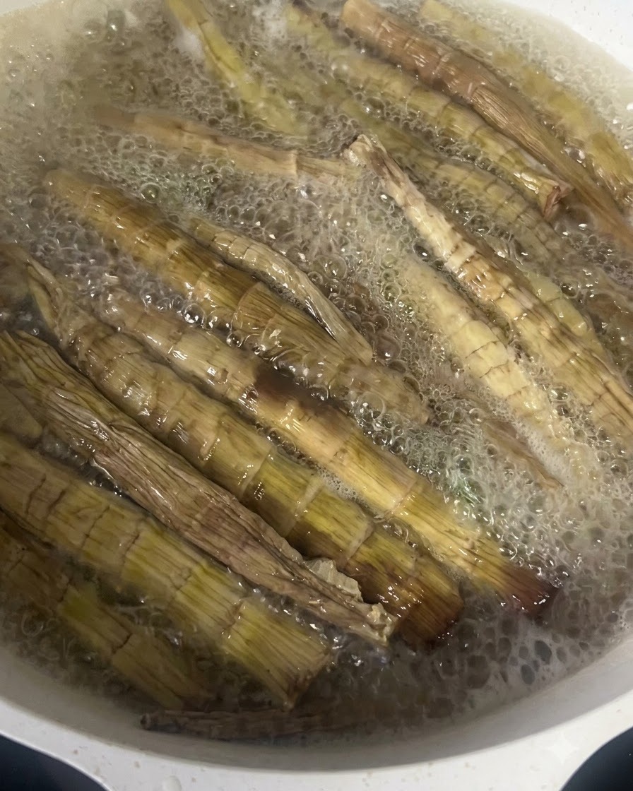 Getrocknete Bambussprossen kochen sprudelnd in einem Topf mit heißem Wasser.
