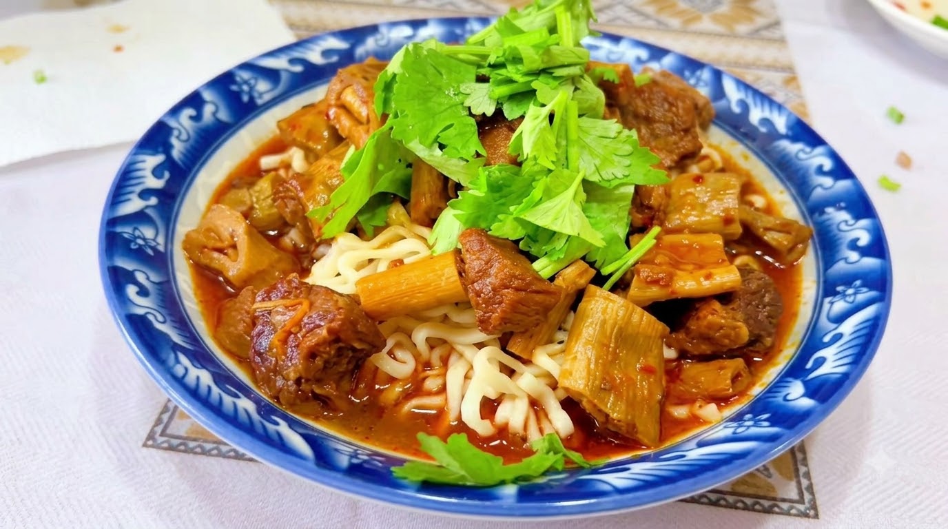 Geschmorte Rindfleisch-Nudelsuppe mit getrockneten Bambussprossen