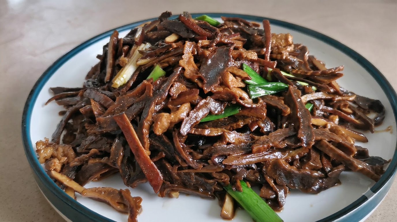 Huizhou-Nudeln mit getrockneten Bambussprossen und Schweinefleisch
