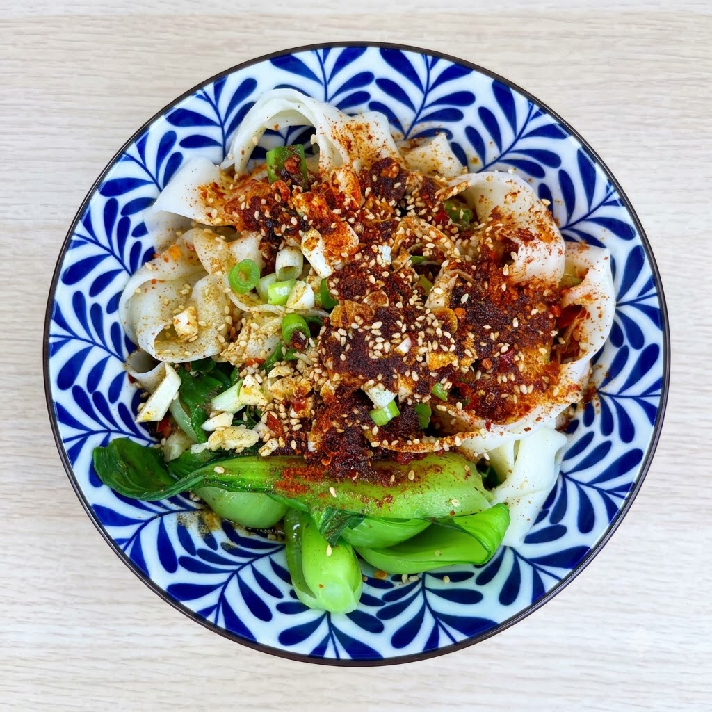 Helle Sojasauce, Essig, Austernsauce und Zucker werden in die Schüssel mit den Nudeln und Toppings gegeben.