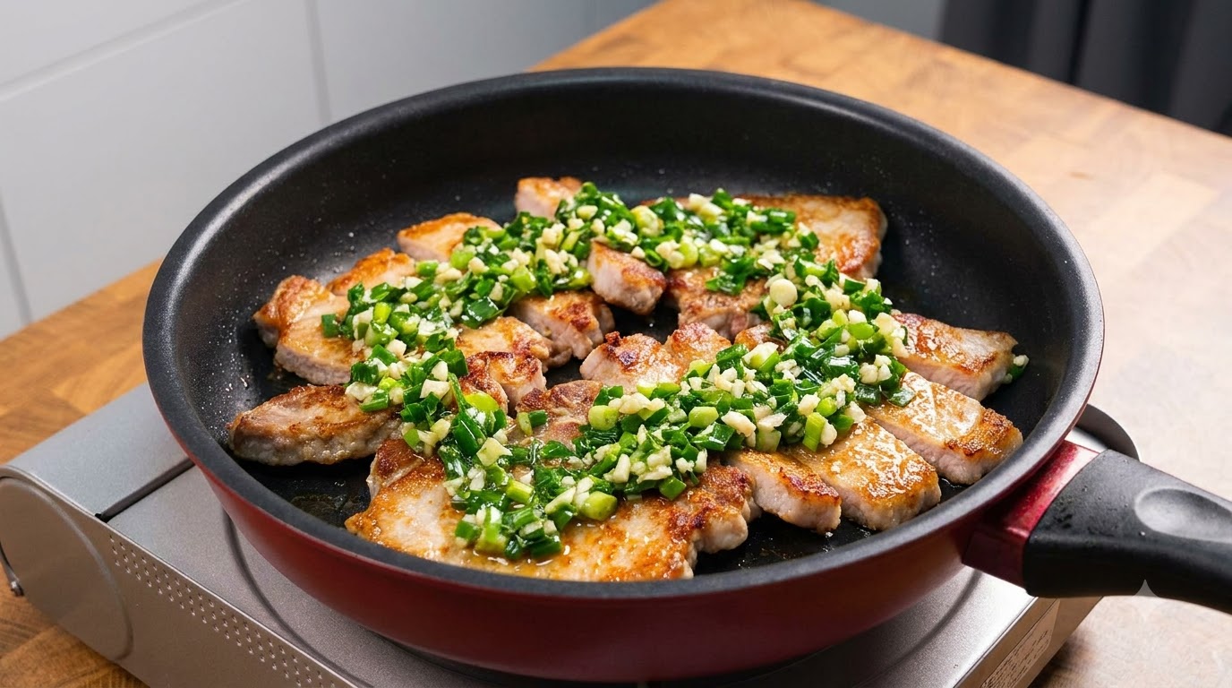 Herzhafte Schweinekoteletts aus der Pfanne mit Salz und Frühlingszwiebeln