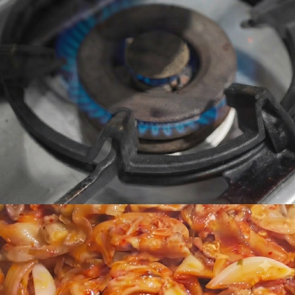 Kimchisaft wird in eine Pfanne mit den angebratenen Zutaten gegossen.