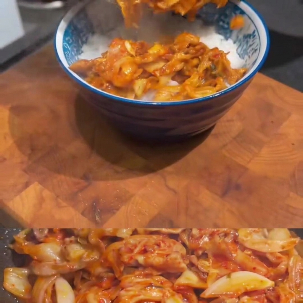 Kimchi-Schweinefleisch-Pfannengericht wird aus einer Pfanne in eine blau gemusterte Schüssel mit weißem Reis gefüllt.