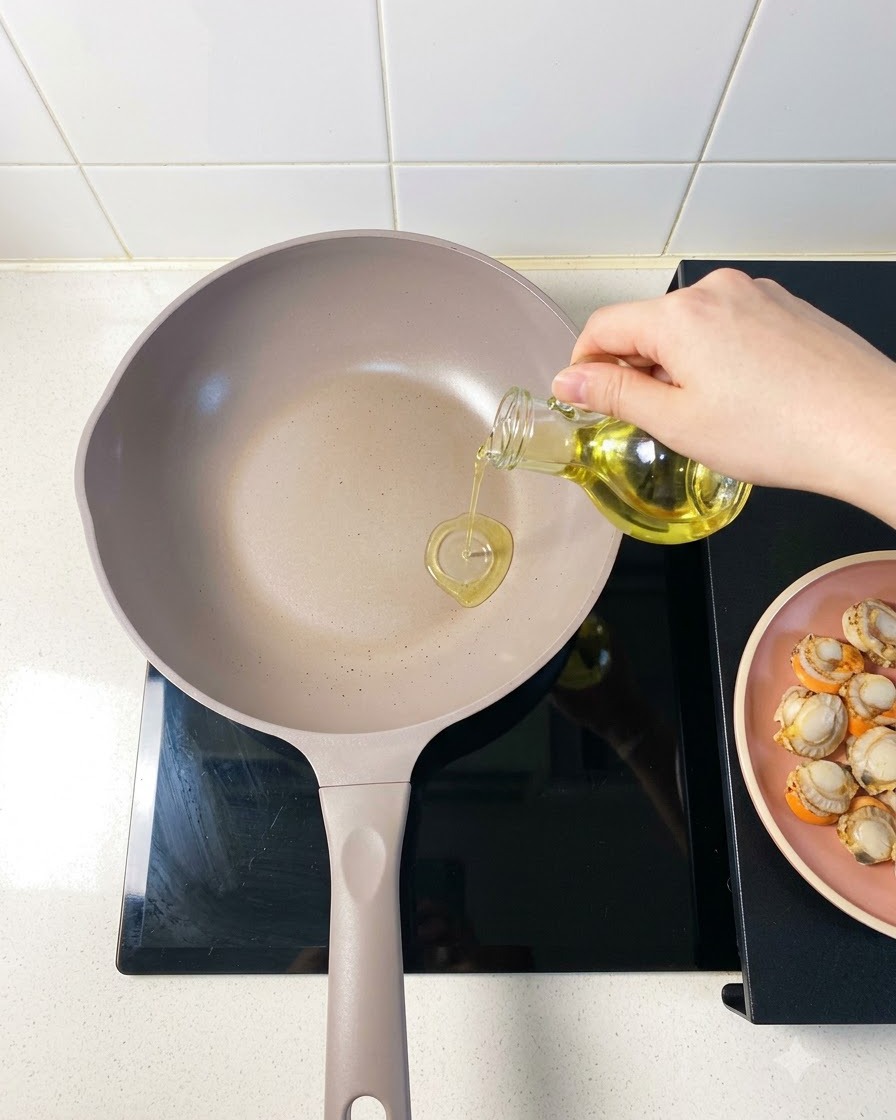 Frische Chinakohlstücke werden ordentlich in eine separate Kochpfanne gelegt.