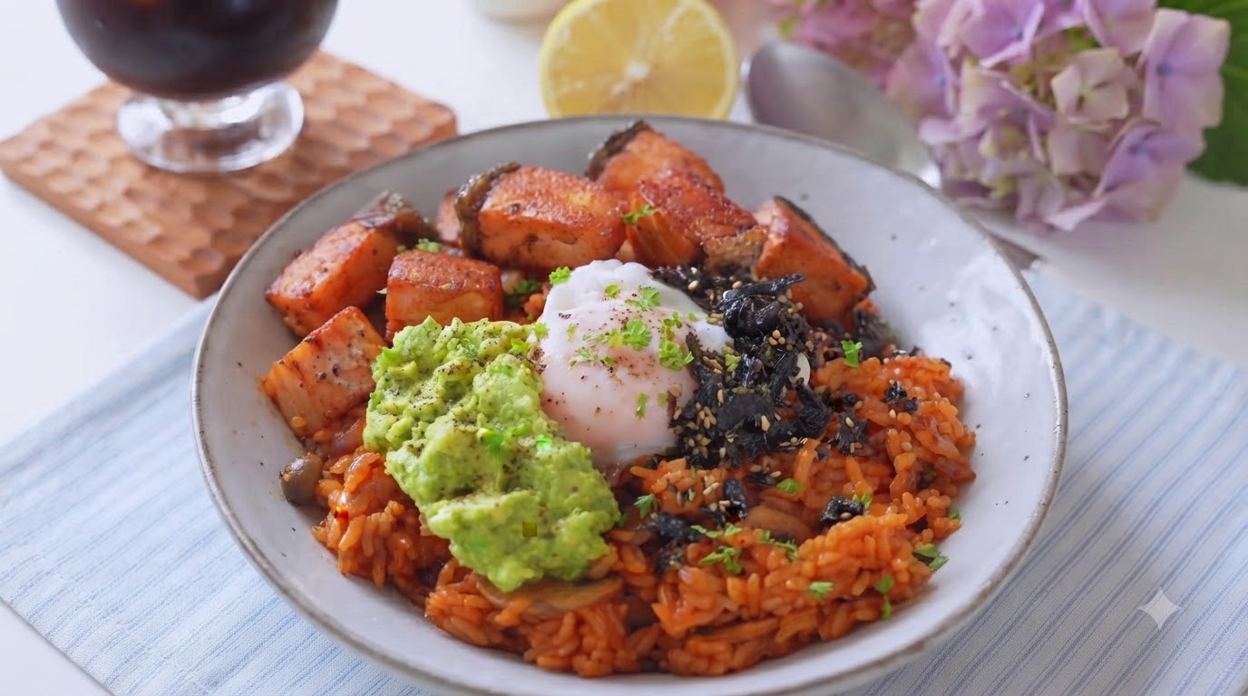 Lachs-Avocado-Kimchi-Gebratener-Reis mit Kokos-Kaffee
