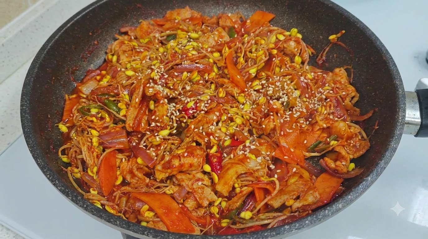 Koreanischer Schweinebauch mit Mungobohnensprossen aus der Pfanne