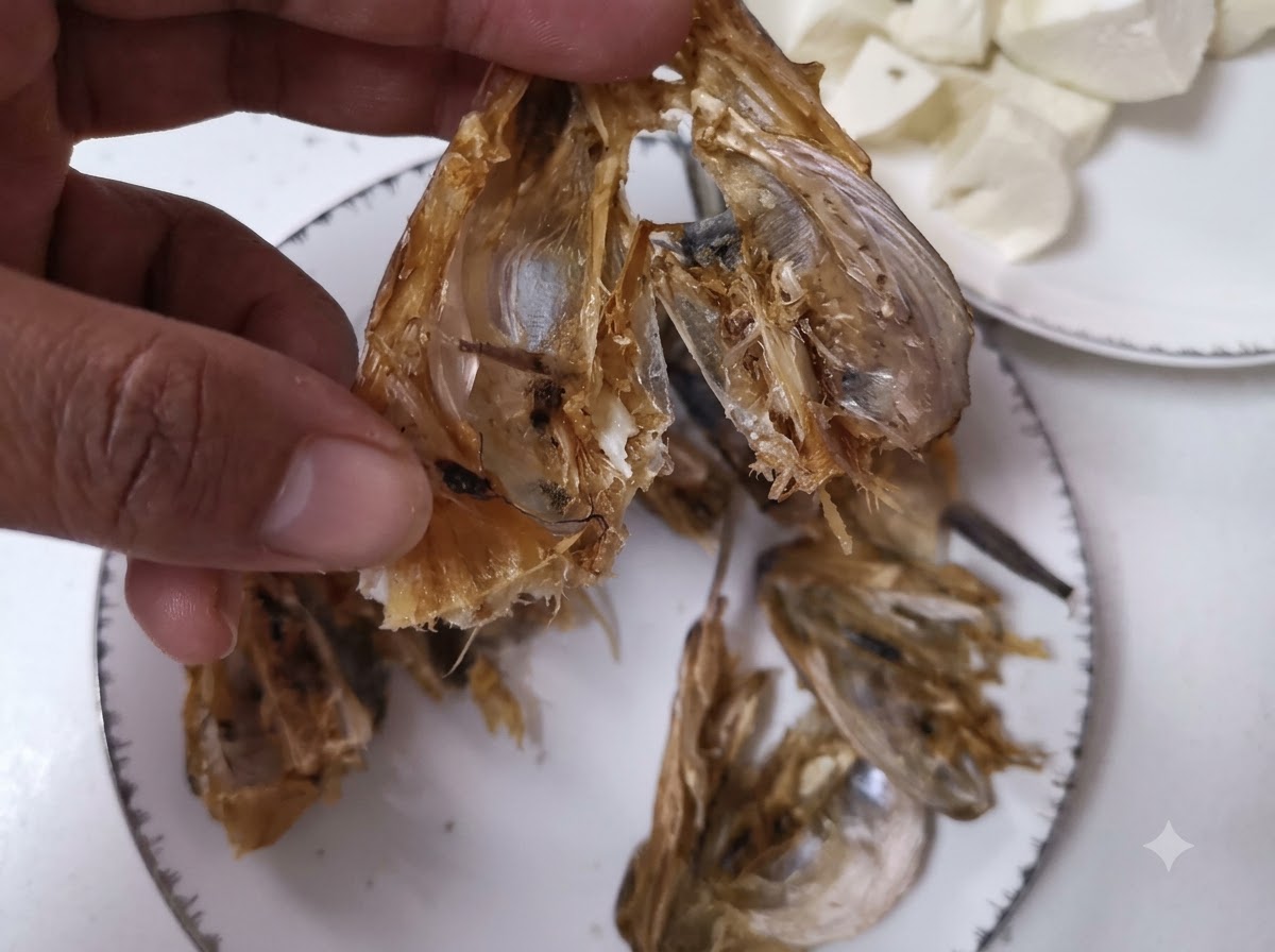 Eine Nahaufnahme von getrockneten Fischköpfen, die mit einem Messer geöffnet und gereinigt werden.