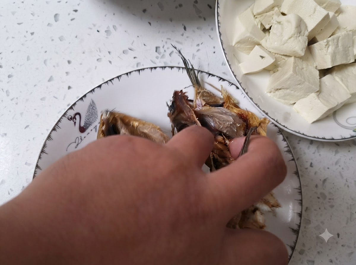 Gereinigte getrocknete Fischköpfe werden in einer Schüssel mit klarem Wasser abgespült.