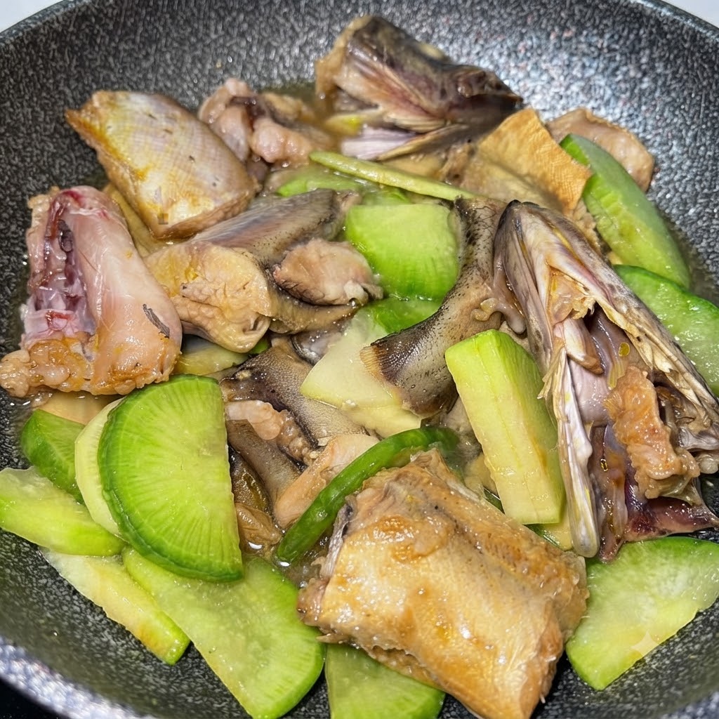 Wasser wird in die Pfanne gegeben und bedeckt die Mischung aus Fisch, Kartoffeln und grünem Rettich.