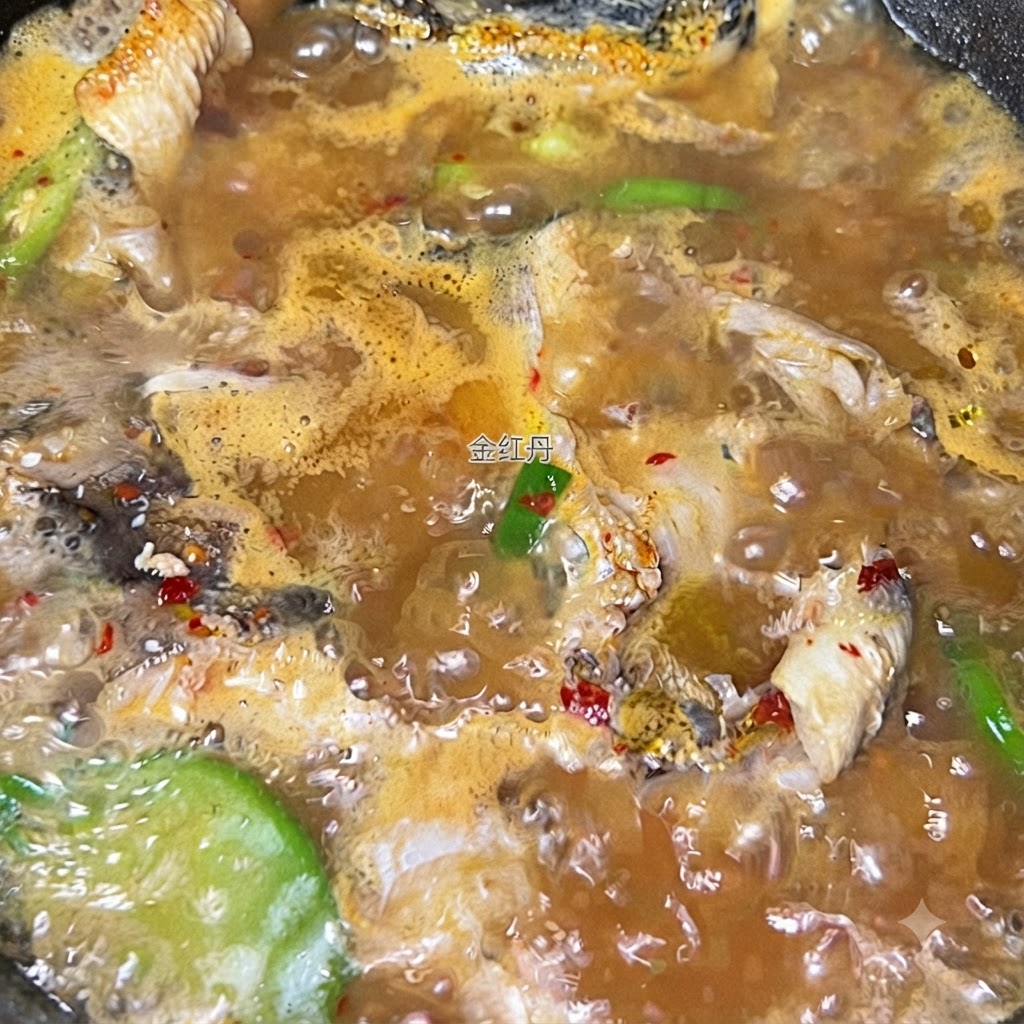 Glasnudeln werden in die blubbernde, gewürzte Seelachssuppe getaucht.