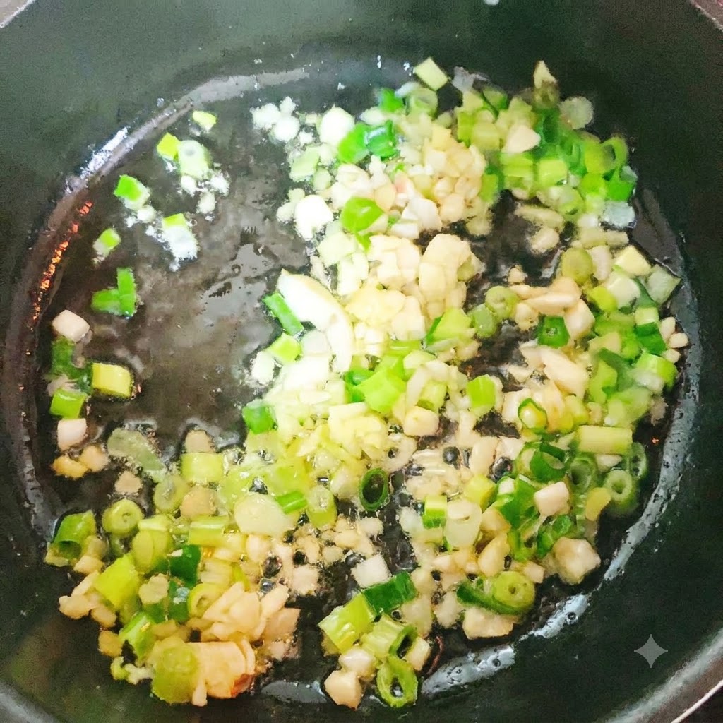 Pollock-Kopf und -schwanz werden in einem Topf mit Aromaten angebraten.