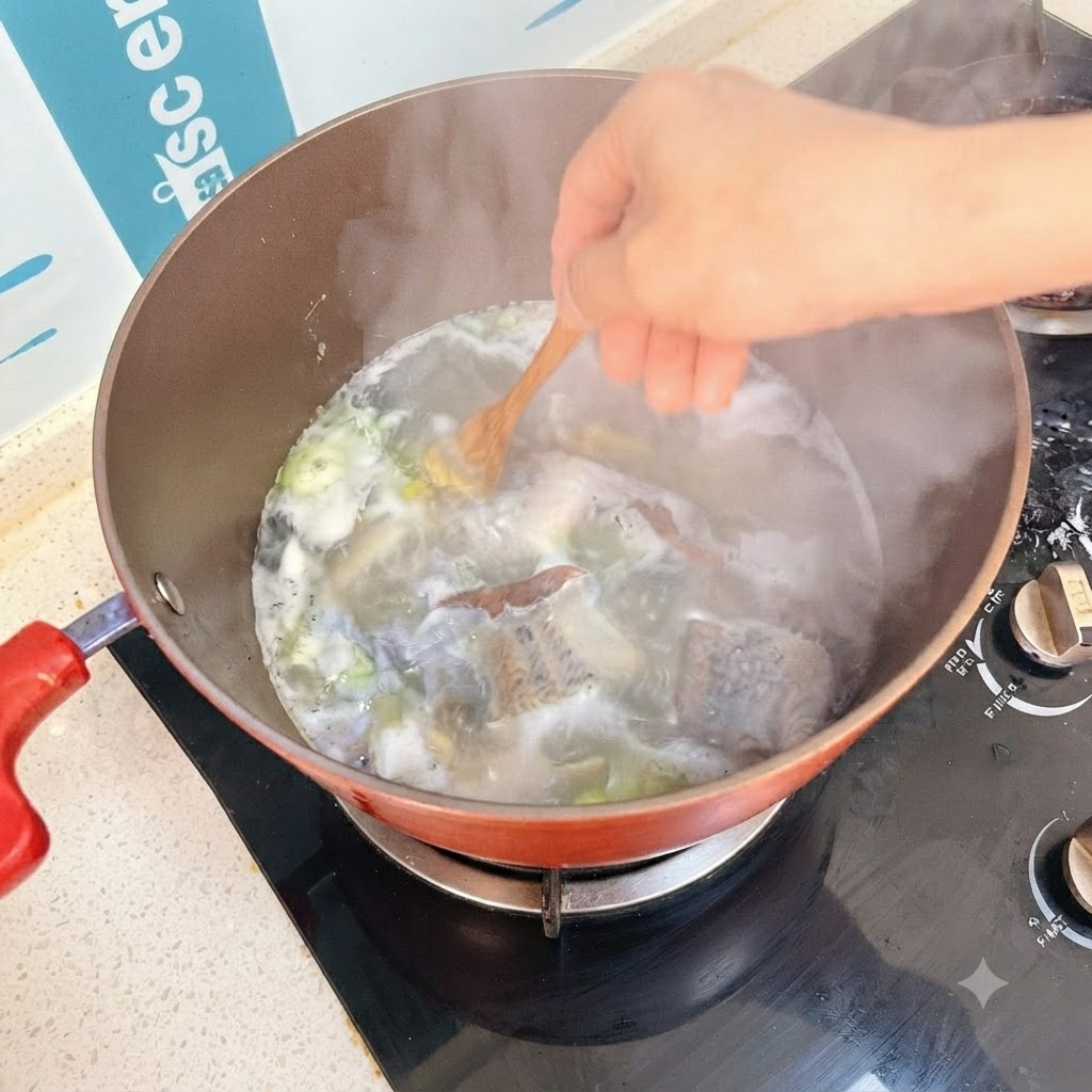 Tofuwürfel werden mit einem Holzlöffel in die sprudelnde Suppe gerührt.