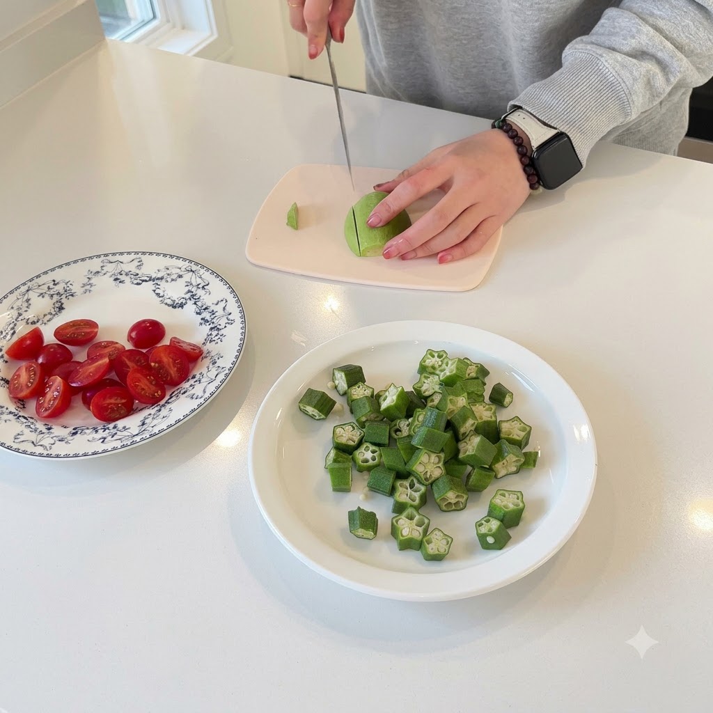 Hände schneiden eine halbe, grüne Avocado auf einem kleinen rosafarbenen Schneidebrett in Scheiben.