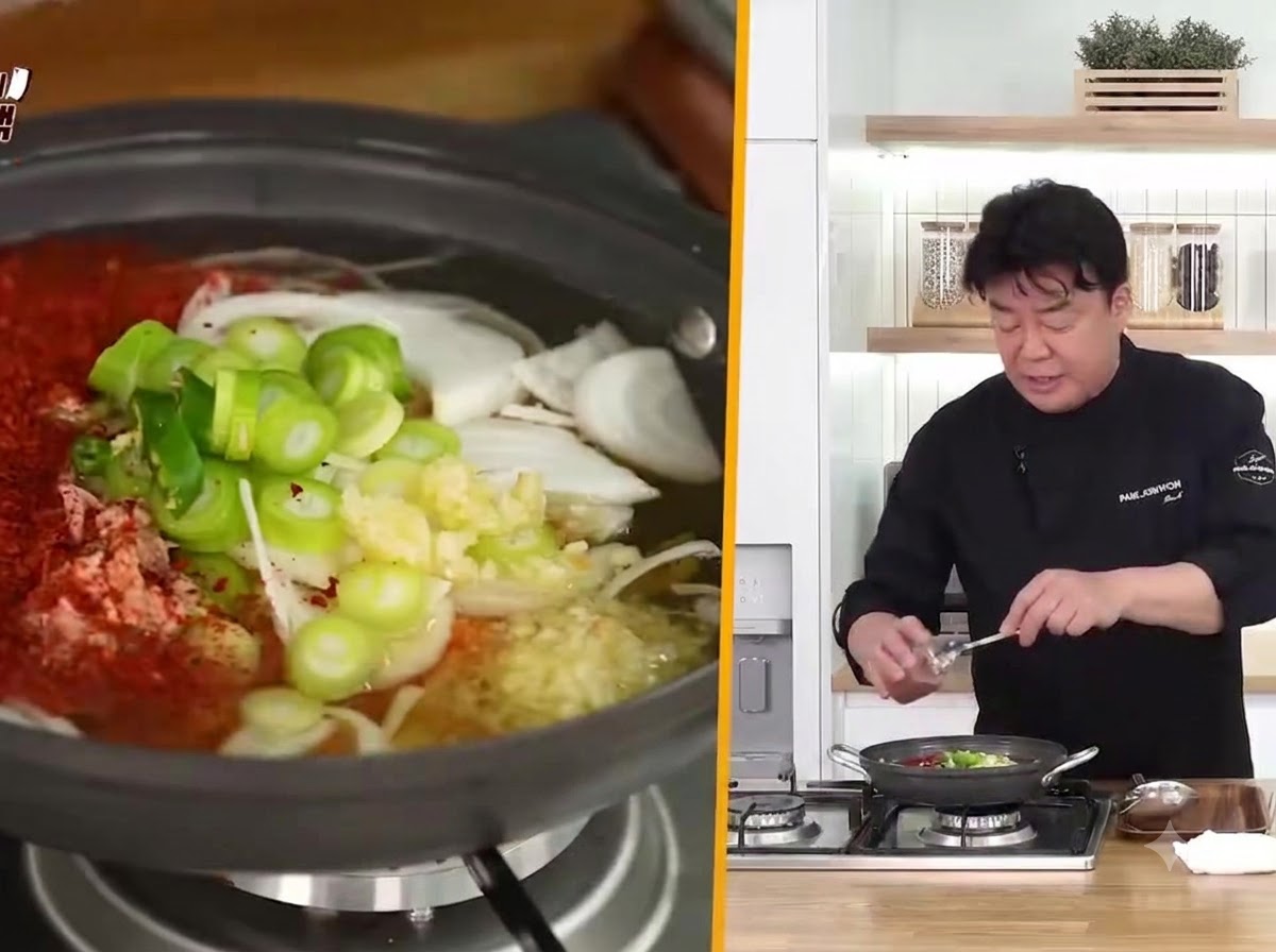 Grobes rotes Chilipulver wird abgemessen und in den kochenden Topf mit Thunfisch-Kimchi-Eintopf gegeben.