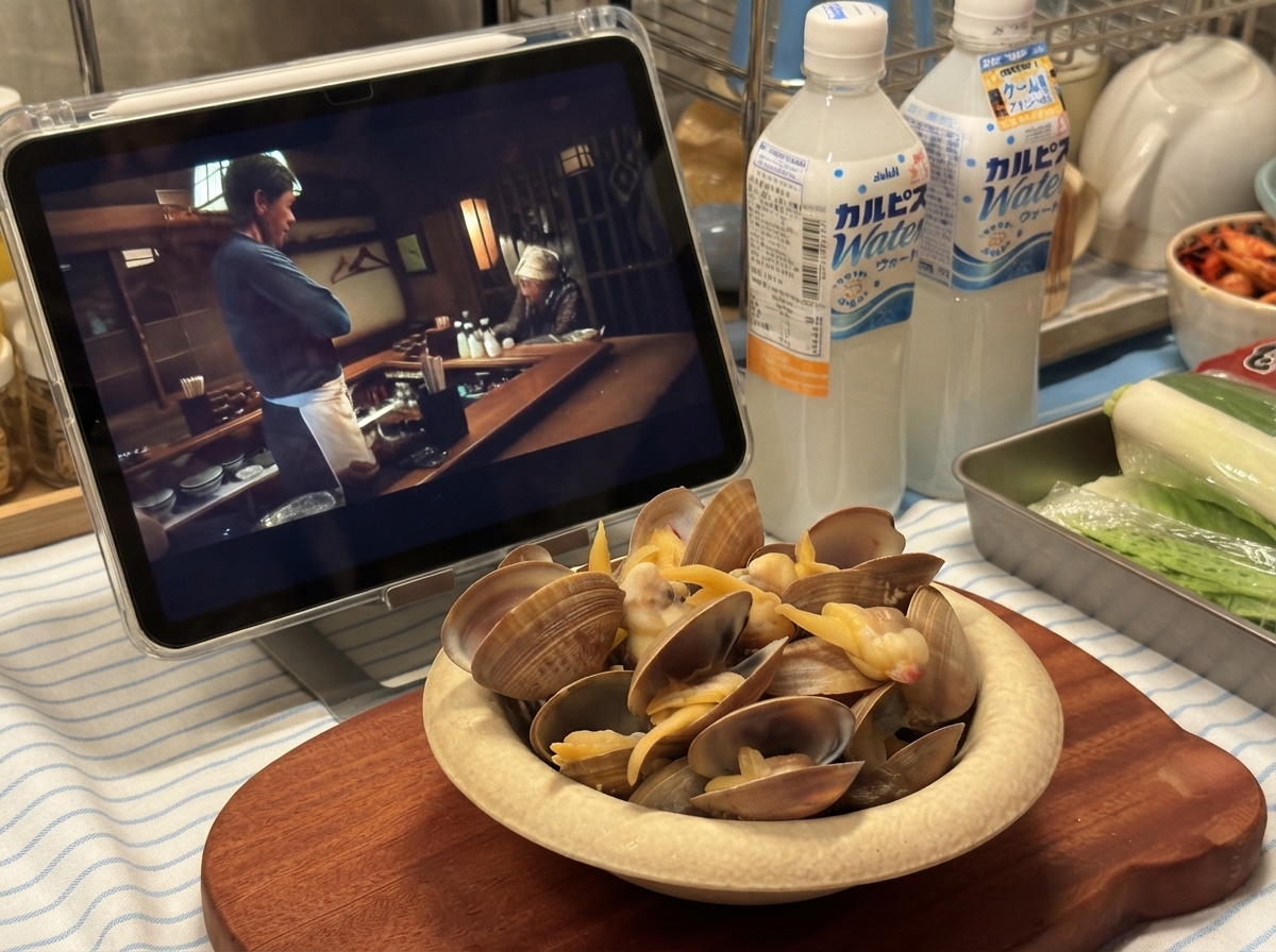 Eine Schüssel mit gekochten Butter-Muscheln, garniert mit Petersilienflocken und schwarzem Pfeffer.