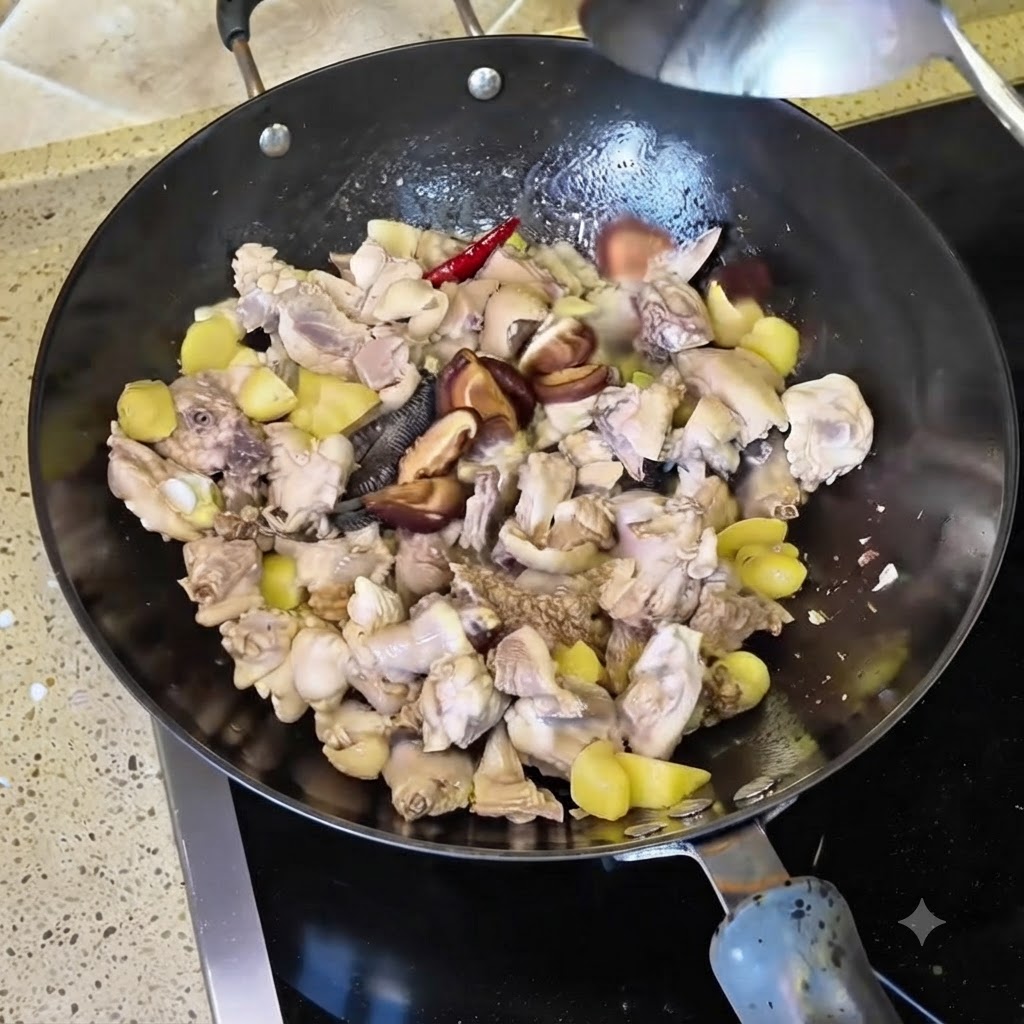 Eingeweichte getrocknete Shiitake-Pilzstücke, die in den Wok mit Hähnchen und Gewürzen gemischt werden.