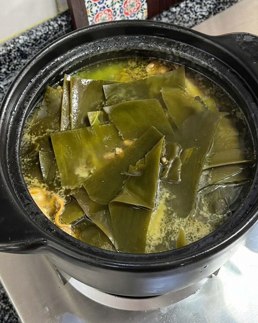 Hühneressenz-Würzpulver wird in die köchelnde Hühner- und Kelpsuppe gegeben.