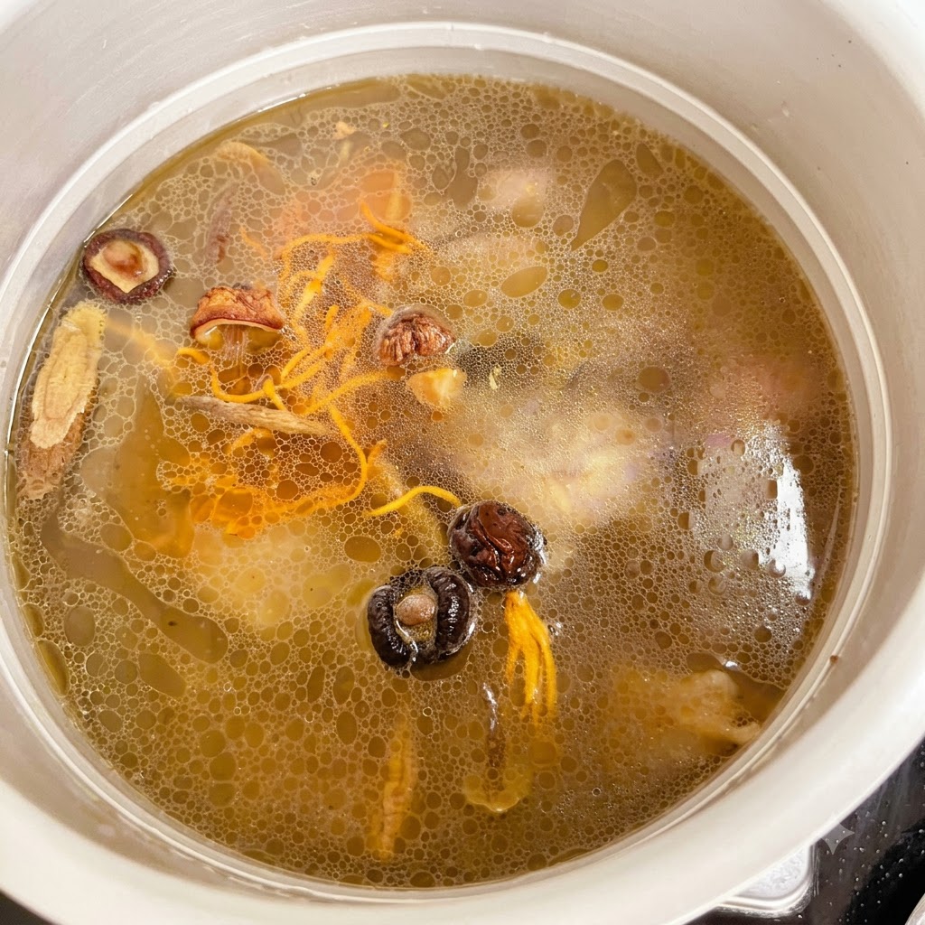 Salz wird mit einem Löffel in den mit Hühnchen und Brühe gefüllten Schnellkochtopf gegeben.