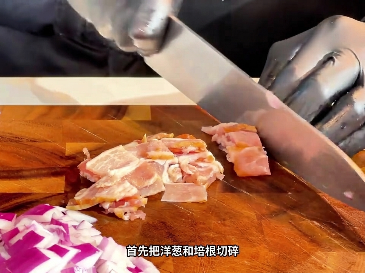 Ein Messer schneidet rohen Speck in kleine Streifen auf einem Holzschneidebrett.
