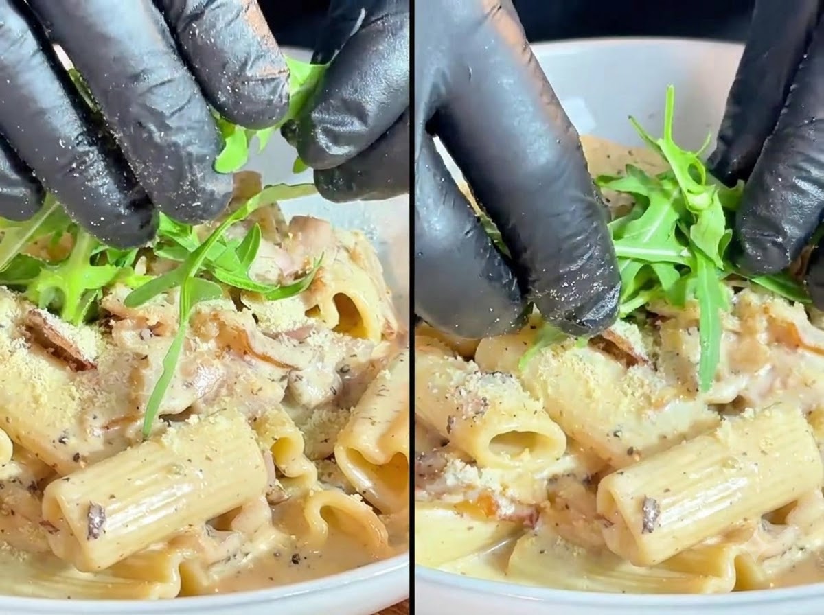 Frische grüne Rucolablätter und Kirschtomaten werden sorgfältig als Garnitur auf der cremigen Pasta platziert.