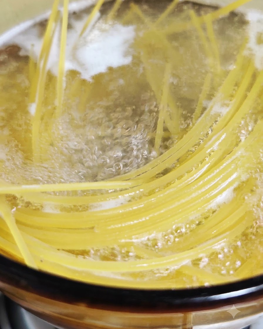 Spaghettinudeln kochen und blubbern in einem Topf mit kochendem Salzwasser.