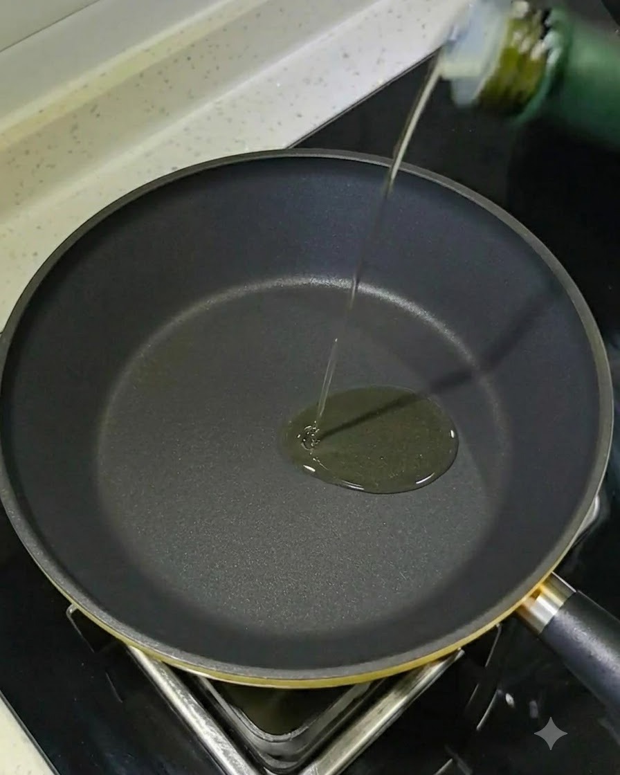 Rohe Garnelen werden in einer heißen Pfanne mit Öl goldbraun angebraten.