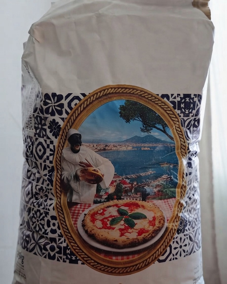 Eine Packung Molini Ambrosio Typ 00 Pizzamehl wird zur Teigvorbereitung geöffnet.