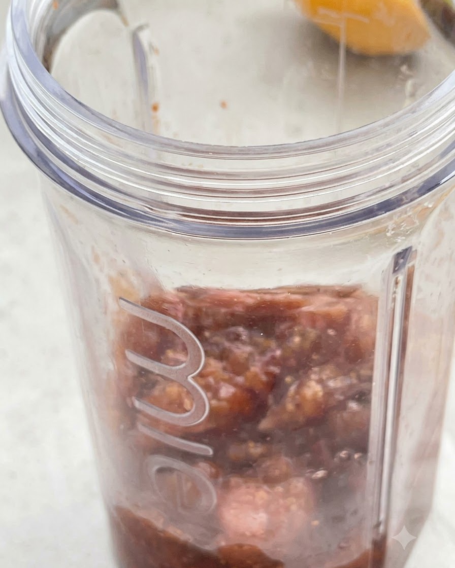 Die gekochte Feigenmischung und Kokoscreme werden in ein klares Blenderglas gefüllt.